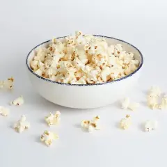 Popcorn dla kota: Czy jest bezpieczny? Ryzyka i co robić